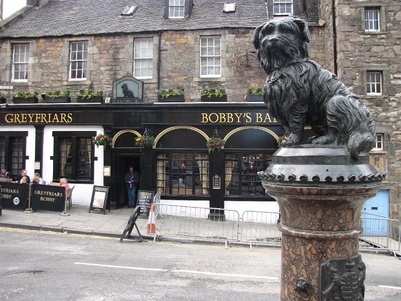 greyfriars_bobbys bar.jpg - En dan is er natuurlijk Bobby. Bobby, ook wel Greyfriars Bobby, is het hondje dat 14 jaar lang sliep op het graf van zijn baasje. Het graf van Bobby ligt op Greyfriars kirkyard die achter Bobby's bar ligt.
